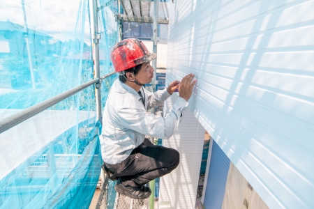 工事中、強風の際には、すべての現場の足場を点検します