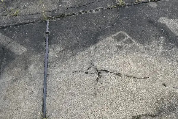 屋上のヒビ・スレ