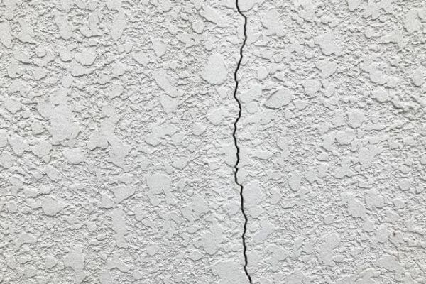 ひび割れた外壁