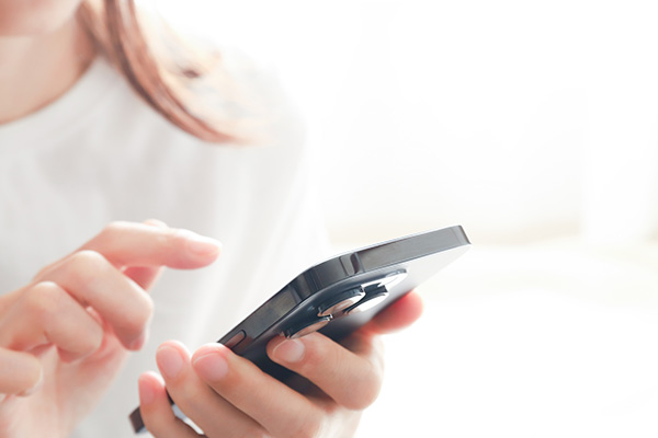 スマホを操作している様子